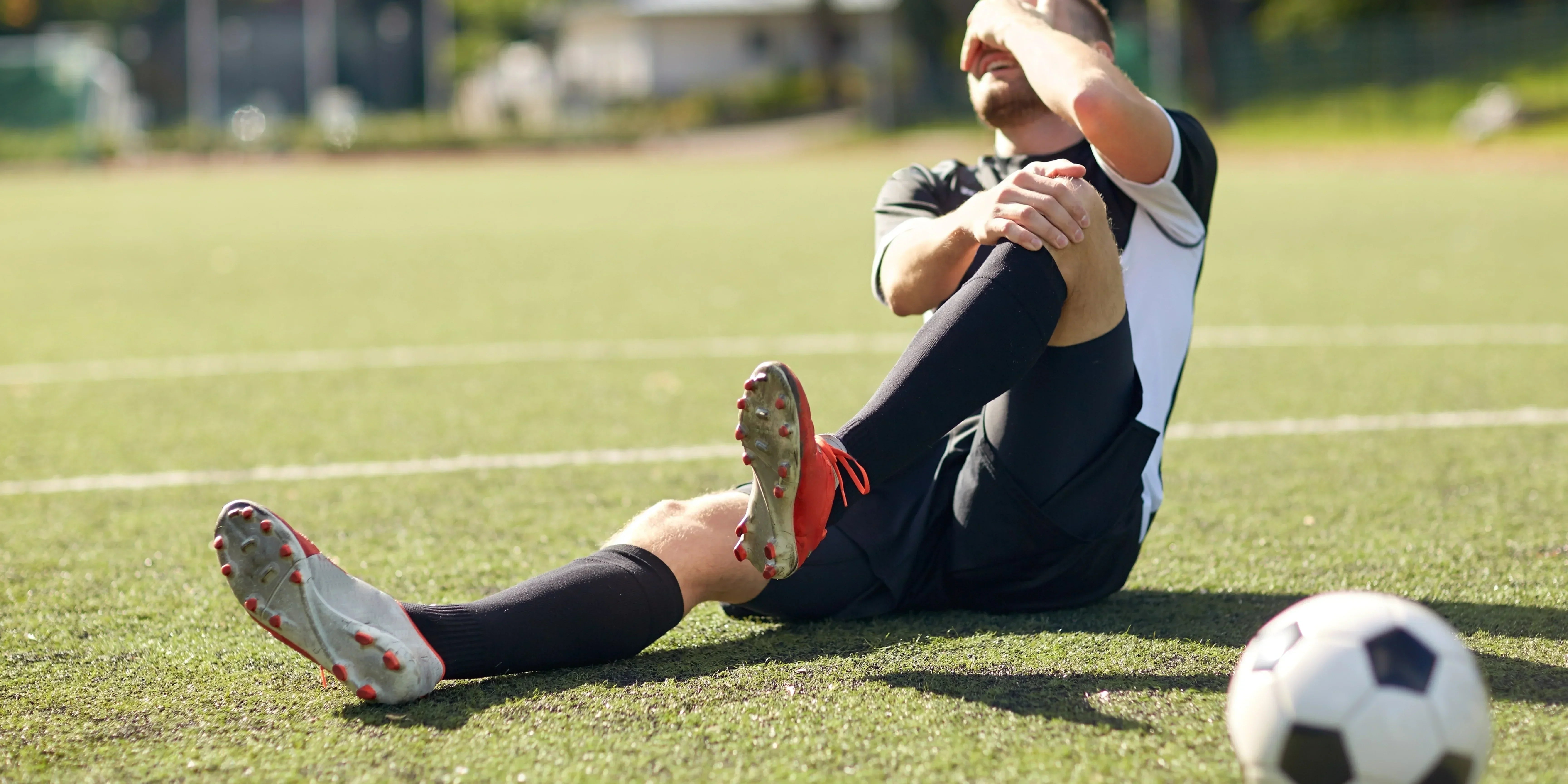 banner met een Voetballer op die last heeft van een blessure, banner voor het blogpost De 7 meest voorkomende voetbalblessures en hoe je ze sneller laat herstellen