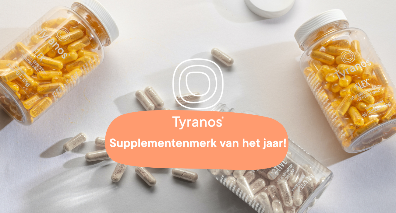 Banner van het Tyranos blogpost met het logo en de supplementen op de achter grond met een oranje tekst bubbel waarin staat"supplementen merk van het jaar"