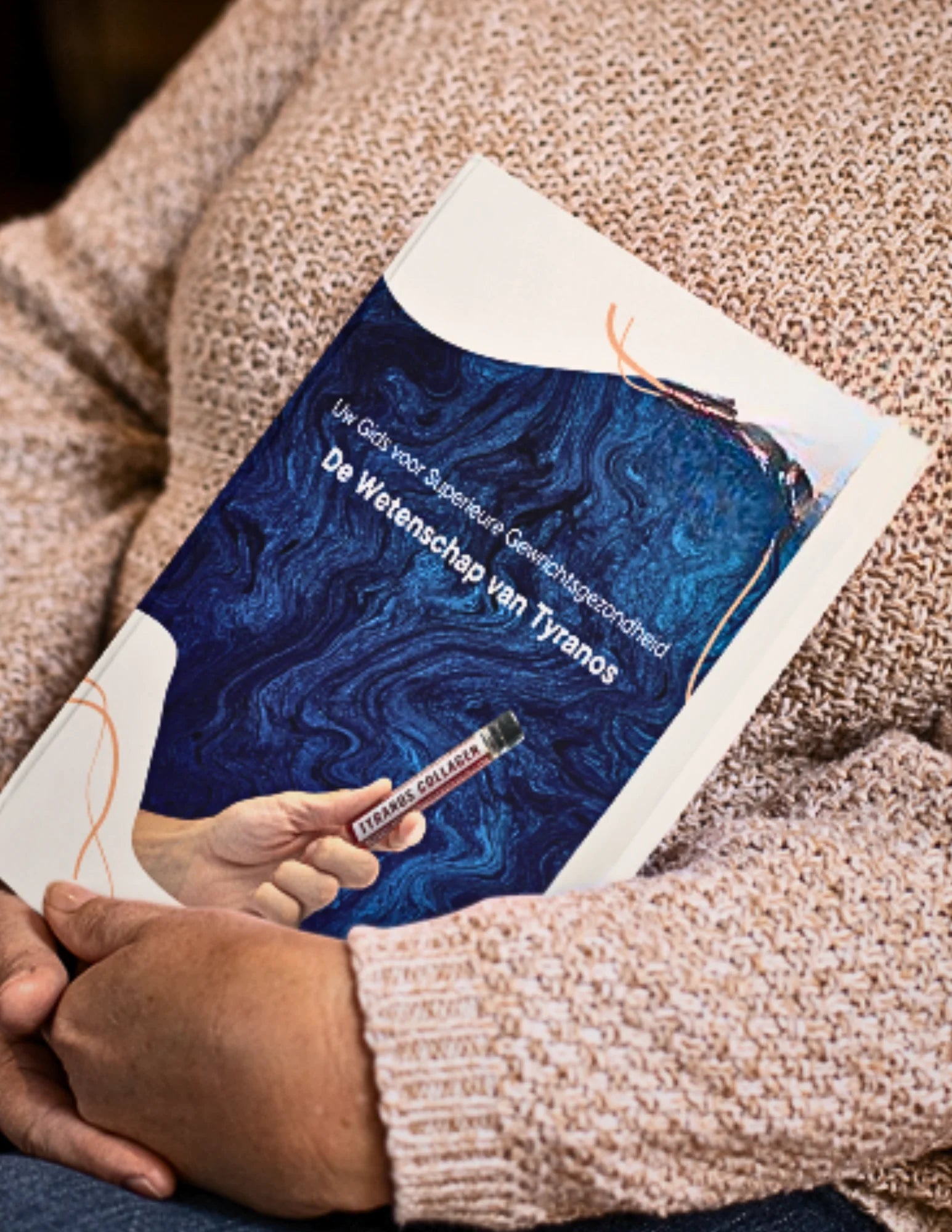 Een persoon in rust met een boek in de armen  Titel van de boek is: De wetenschap van Tyranos- Uw gids voor superieure richtsgezondheid